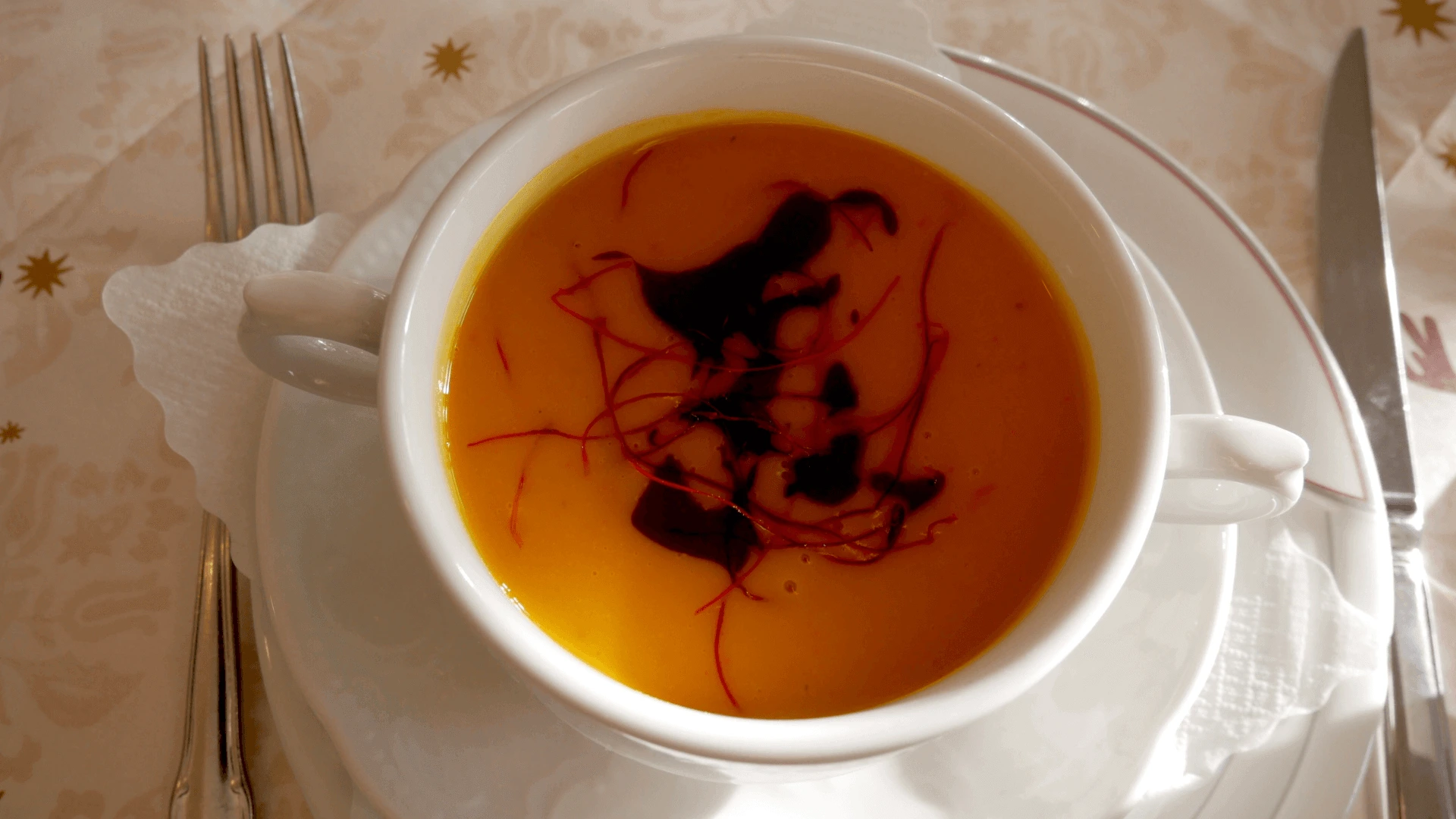 Tasse de thé au safran avec stigmates dorés